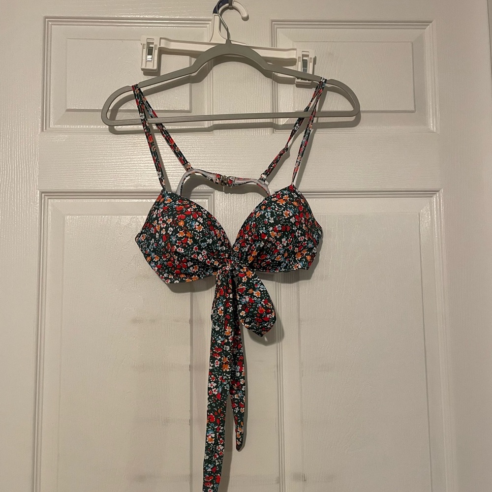Never Worn Floral Tie-Front Padded Bikini Top w Adjustable Straps & Clasp Back